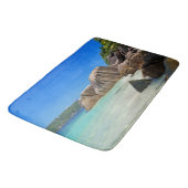 Schönes tropisches Meer mit einem Felsstrand Badematte (Schrägansicht)