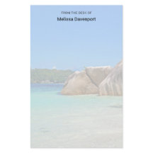 Schönes tropisches Meer mit einem Felsstrand