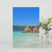 Schönes tropisches Meer mit einem Felsstrand Briefpapier (Stehend Vorderseite)