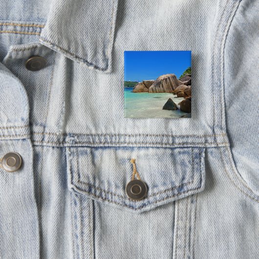 Schönes tropisches Meer mit einem Felsstrand Button (Beispiel)