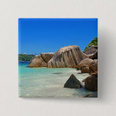 Schönes tropisches Meer mit einem Felsstrand Button (Vorderseite)