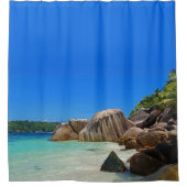 Schönes tropisches Meer mit einem Felsstrand Duschvorhang (Vorderseite)