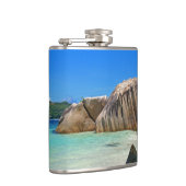 Schönes tropisches Meer mit einem Felsstrand Flachmann (Rechts)