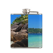 Schönes tropisches Meer mit einem Felsstrand Flachmann (Rückseite)