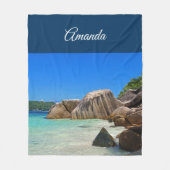 Schönes tropisches Meer mit einem Felsstrand Fleecedecke (Vorderseite)