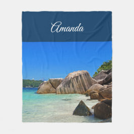 Schönes tropisches Meer mit einem Felsstrand Fleecedecke