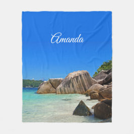 Schönes tropisches Meer mit einem Felsstrand Fleecedecke