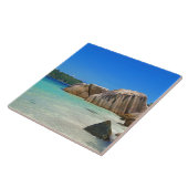 Schönes tropisches Meer mit einem Felsstrand Fliese (Seite)