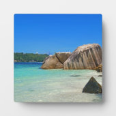 Schönes tropisches Meer mit einem Felsstrand Fotoplatte (Vorderseite)
