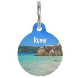 Schönes tropisches Meer mit einem Felsstrand Haustiermarke