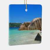 Schönes tropisches Meer mit einem Felsstrand Keramikornament (Rechts)