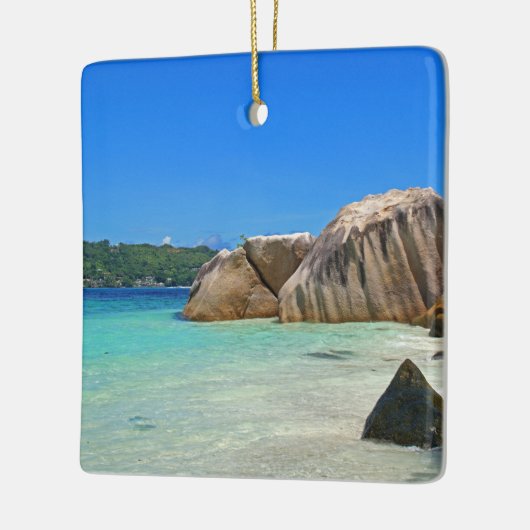 Schönes tropisches Meer mit einem Felsstrand Keramikornament (Links)