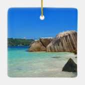Schönes tropisches Meer mit einem Felsstrand Keramikornament (Rückseite)