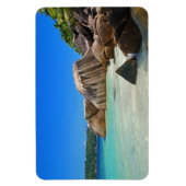 Schönes tropisches Meer mit einem Felsstrand Magnet (Vertikal)