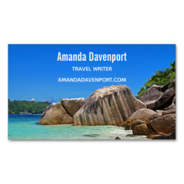 Schönes tropisches Meer mit einem Felsstrand Magnetische Visitenkarte