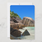 Schönes tropisches Meer mit einem Felsstrand zum G Einladung (Rückseite)