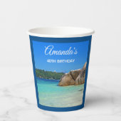 Schönes tropisches Meer mit einem Felsstrand zum G Pappbecher (Rückseite)