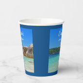 Schönes tropisches Meer mit einem Felsstrand zum G Pappbecher (Links)