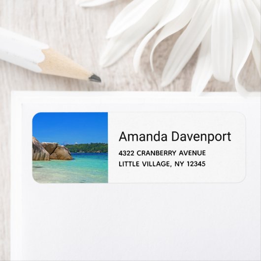 Schönes tropisches Meer mit felsenbedeckter Küste (Insitu)