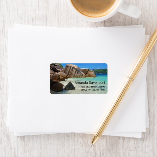 Schönes tropisches Meer mit felsenbedeckter Küste Adressaufkleber (Insitu)