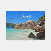 Schönes tropisches Meer mit felsenbedeckter Küste Fleecedecke (Vorderseite (Horizontal))