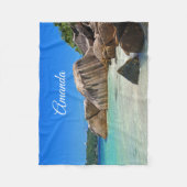 Schönes tropisches Meer mit felsenbedeckter Küste Fleecedecke (Vorderseite)