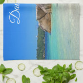 Schönes tropisches Meer mit felsenbedeckter Küste Geschirrtuch (Gefaltet)