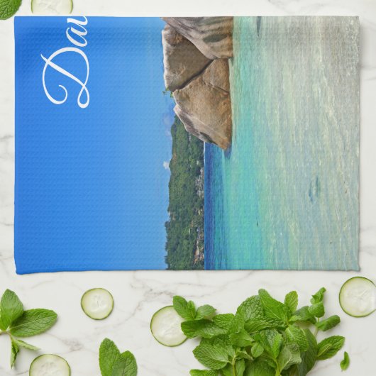 Schönes tropisches Meer mit felsenbedeckter Küste Geschirrtuch (Gefaltet)