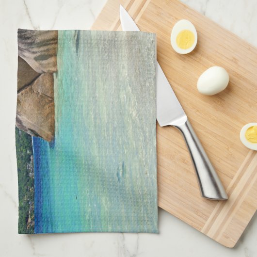 Schönes tropisches Meer mit felsenbedeckter Küste Geschirrtuch (Viertel Falte)