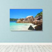 Schönes tropisches Meer mit felsenbedeckter Küste Leinwanddruck (Insitu (Holzboden))