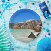 Schönes tropisches Meer mit felsenbedeckter Küste Pappteller (Party)