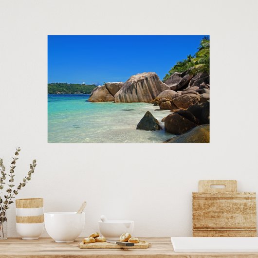 Schönes tropisches Meer mit felsenbedeckter Küste Poster (Küche)