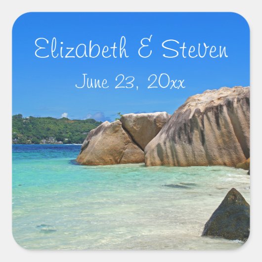 Schönes tropisches Meer mit felsenbedeckter Küste Quadratischer Aufkleber (Vorderseite)
