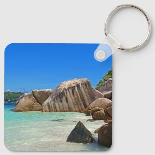 Schönes tropisches Meer mit felsenbedeckter Küste Schlüsselanhänger (Rückseite)