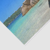 Schönes tropisches Meer mit felsenbedeckter Küste Seidenpapier (Ausschnitt)