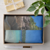 Schönes tropisches Meer mit felsenbedeckter Küste Seidenpapier (Geschenk)