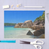 Schönes tropisches Meer mit felsenbedeckter Küste Seidenpapier (Handwerk)