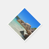 Schönes tropisches Meer mit felsenbedeckter Küste Serviette (Ecke)