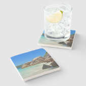 Schönes tropisches Meer mit felsenbedeckter Küste Steinuntersetzer (Seitenansicht)