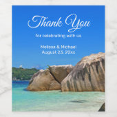 Schönes tropisches Meer mit felsenbedeckter Küste Weinetikett (Einzelnes Label)