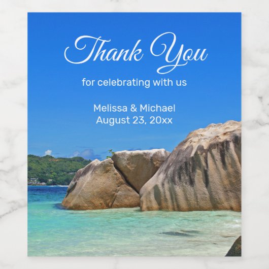 Schönes tropisches Meer mit felsenbedeckter Küste Weinetikett (Einzelnes Label)