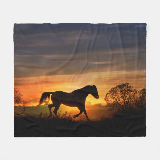 Schönes Trotting Pferd im Sonnenaufgang Fleecedecke (Vorderseite (Horizontal))