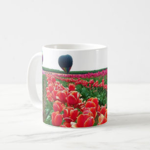 Schönes Tulip-Feld mit Heißluftballons Kaffeetasse
