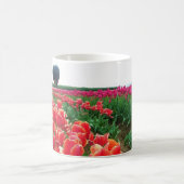 Schönes Tulip-Feld mit Heißluftballons Kaffeetasse (Mittel)