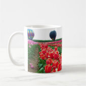 Schönes Tulip-Feld mit Heißluftballons Kaffeetasse (Links)