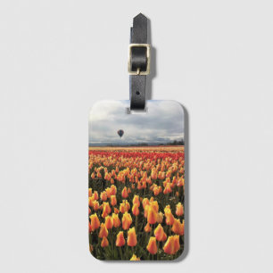 Schönes Tulip Field mit Heißluftballon, Oregon Gepäckanhänger