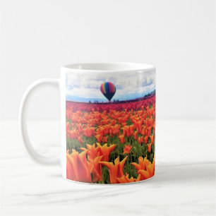 Schönes Tulip Field mit Heißluftballon, Oregon Kaffeetasse