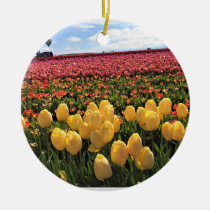 Schönes Tulip Field mit Heißluftballon, Oregon Keramik Ornament