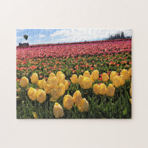 Schönes Tulip Field mit Heißluftballon, Oregon Puzzle