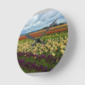 Schönes Tulip Field, Oregon Runde Wanduhr (Winkel)